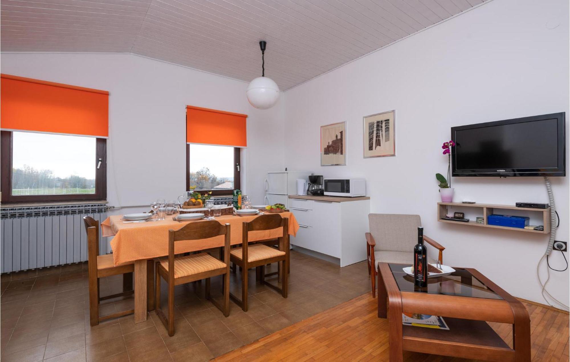 2 Bedroom Awesome Apartment In Барбан Номер фото