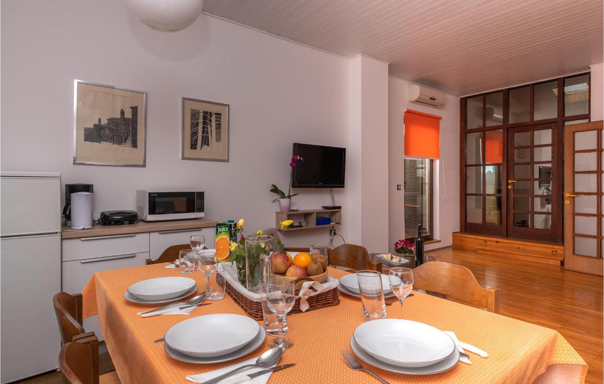 2 Bedroom Awesome Apartment In Барбан Номер фото